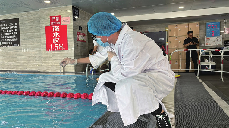 全市泳池“双随机”抽查 苏城夏季游泳安全监管再升级