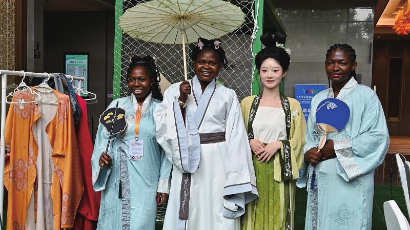 2025年世界青年发展论坛在苏州开幕