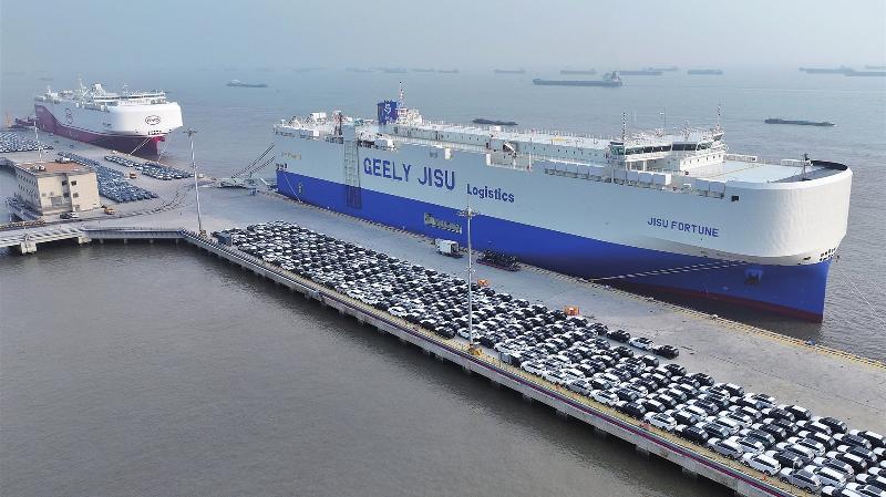 汽车运输船装载出口海外的汽车