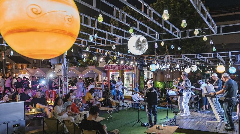 “十全夜未央”等演出吸引市民和游客驻足
