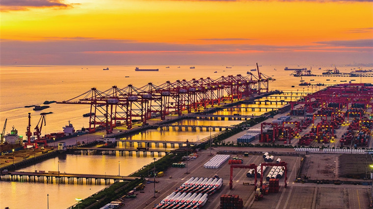 苏州港太仓港区繁忙作业 全力冲刺四季度目标