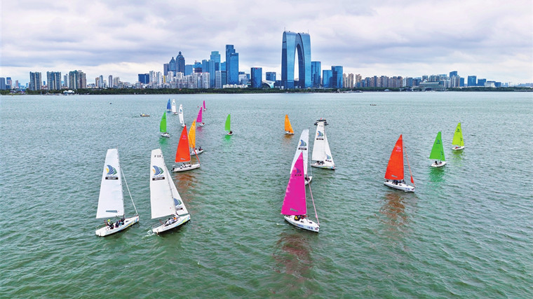 第十六届“城际内湖杯”金鸡湖帆船赛激烈进行中