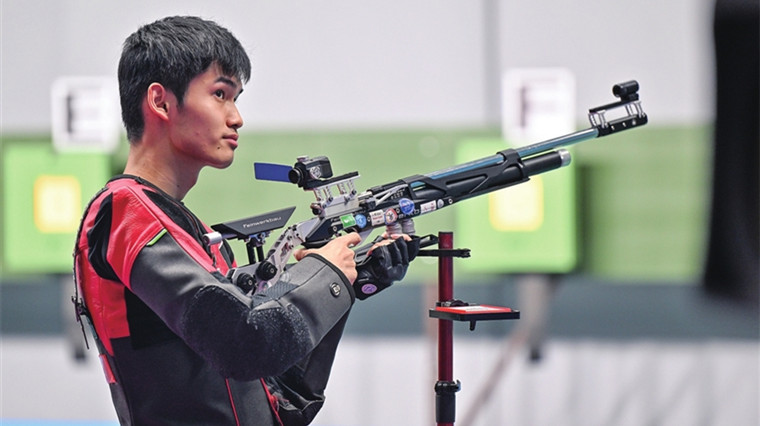 “十五运”10米气步枪夺金 盛李豪射落“全满贯”