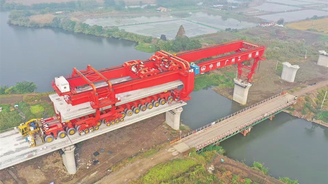 通苏嘉甬铁路常熟段首榀箱梁完成架设