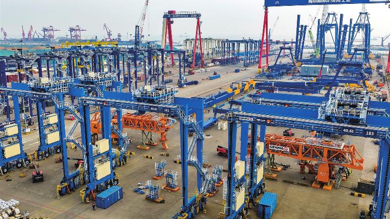 太仓港开发区一家企业正装配出口海外的机械设备